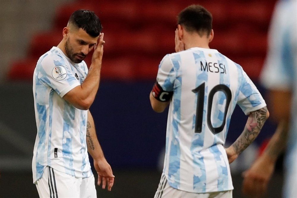 Messi rend hommage au Kun Agüero. EFE