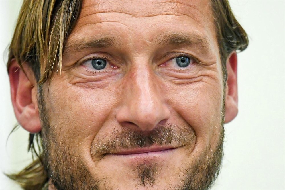 Totti sueña con Dybala en la Roma. EFE