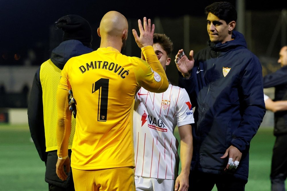 El guardameta del Sevilla, Marko Dmitrovic, celebra el pase del equipo andaluz a la siguiente fase de la Copa del Rey. EFE / Cati Cladera.