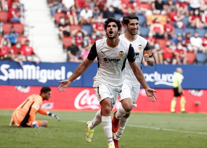 Guedes and Soler miss start of pre season in search of exit