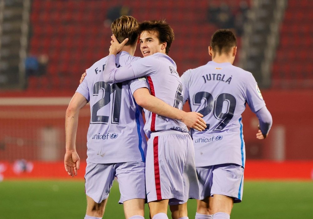 Riqui Puig will not travel with Barcelona to the pre-season tour. EFE