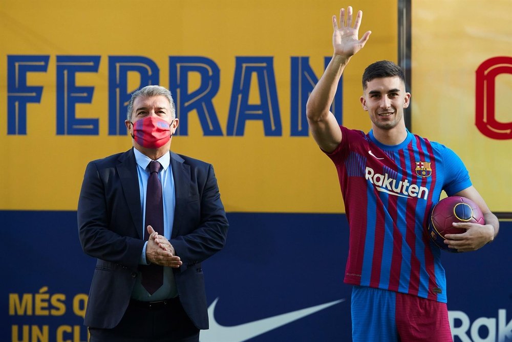 Ferran Torres has been officially presented by Barcelona. EFE