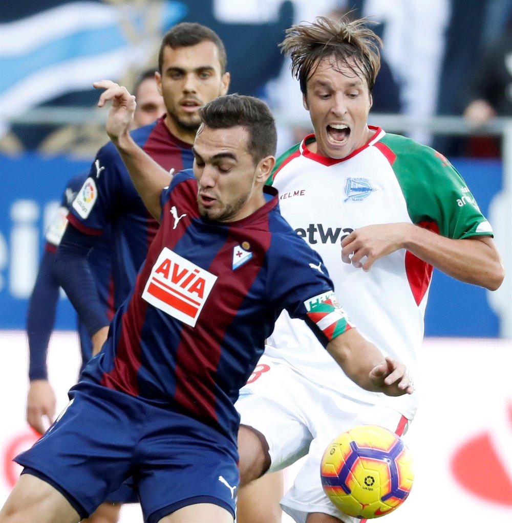 Espanyol and Valladolid are interested in Escalante. EFE