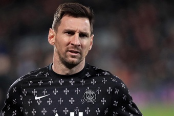 Messi treinou em separado e tenta ter condições contra o Lyon. AFP