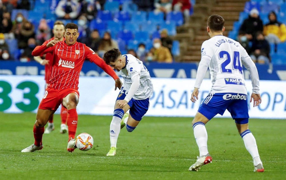 Diego Carlos has lots of suitors. EFE