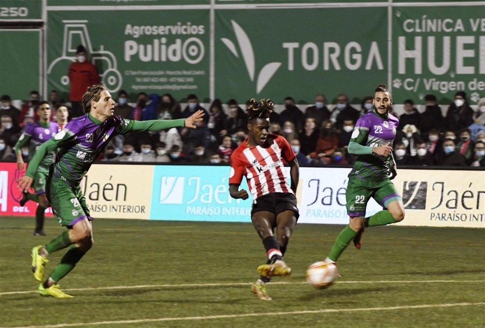 Nico Williams se corona para acabar con el sueño del Mancha Real. EFE