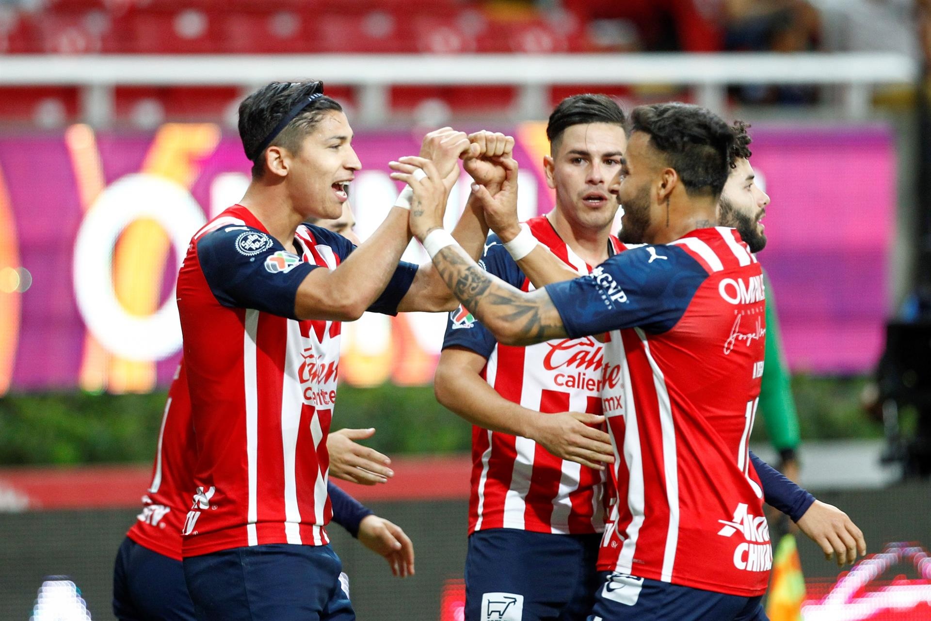 Un Chivas con diez doma a los 'bravos'