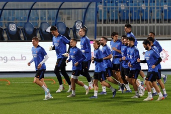 Carvajal and Jovic, with the group in the last training session before 'El Clasico'. EFE