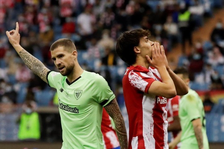 Além de Koundé... Xavi pediu um esforço por Iñigo Martínez