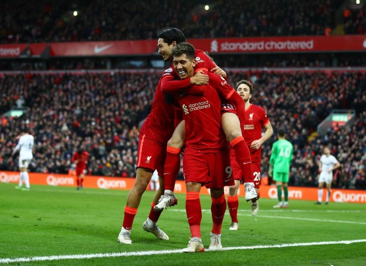 Com sotaque brasileiro, Liverpool vence e tira a vice-liderança do Chelsea