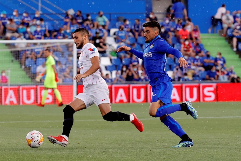 El centrocampista Óscar Rodríguez (i), durante el partido de la segunda jornada de LaLiga Santander entre Getafe CF y Sevilla FC en el Coliseum Alfonso Pérez. EFE/Zipi