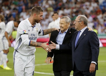 El excapitán del Real Madrid Sergio Ramos saluda al presidente de Honor Paco Gento. EFE