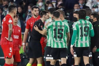 El árbitro De Burgos Bengoetxea dirigió el derbi copero de la pasada campaña en el Benito Villamarín. EFE/Jose Manuel Vidal