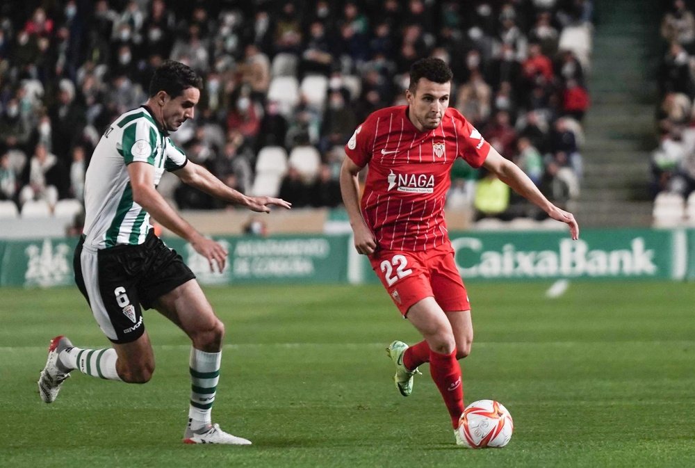 Idrissi(d) do Sevilla, e Toni Arranz(e), do Córdoba. EFE/Rafa Alcaide/Archivo