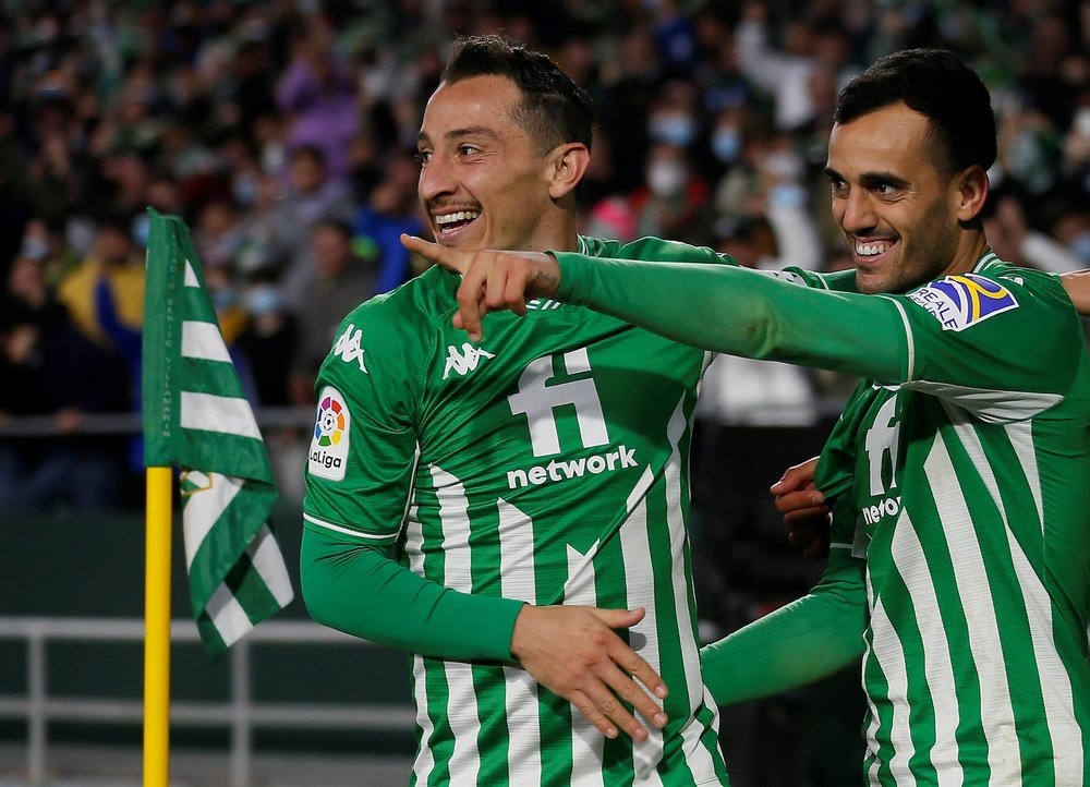 El delantero del Betis Juanmi Jiménez celebra con Andrés Guardado en una foto de archivo. EFE/Jose Manuel Vidal