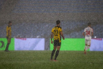 Peñarol ganó a Nacional por la lluvia. EFE