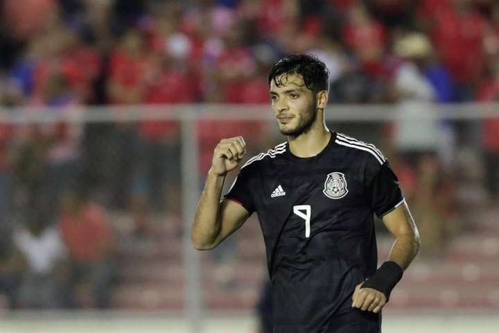 Raul Jimenez is training with the Mexican national team. EFE