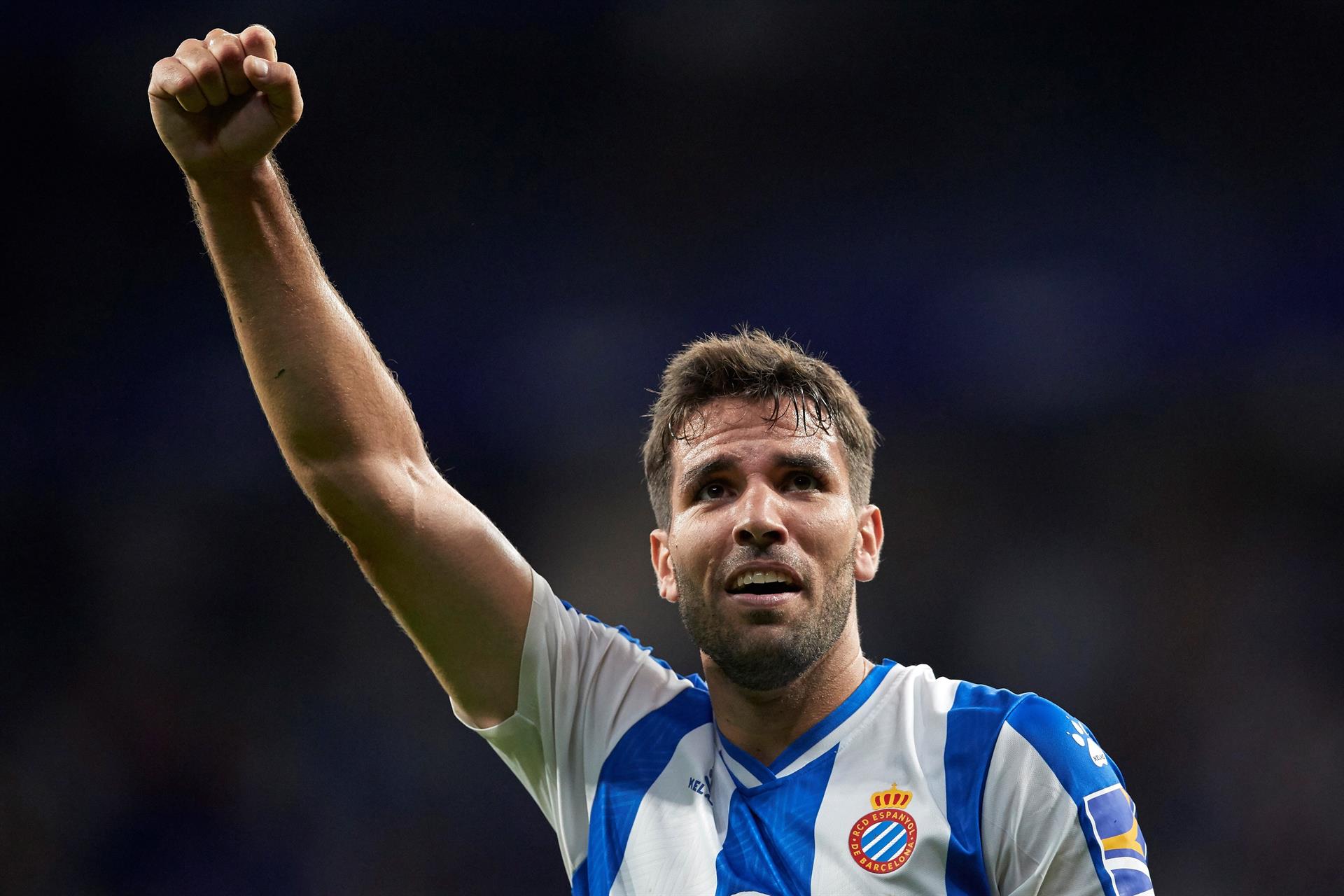 Espanyol's Leandro Cabrera puts on the goalkeeper's jersey to