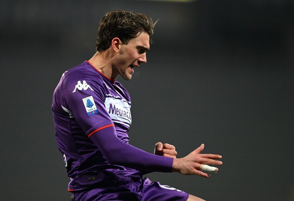 Vlahovic sendo ameaçado pelos ultras do Fiorentina. EFE/EPA/CLAUDIO GIOVANNINI