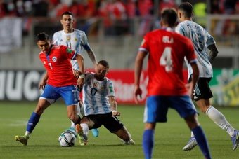 Argentina le ganó la partida a Chile. EFE