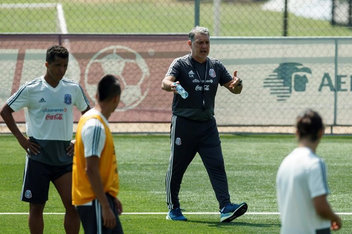 Mexico's training session was open to fans, against Martino's will. EFE