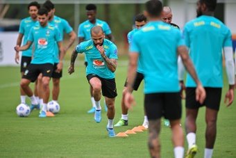 Daniel Alves treinando. EFE