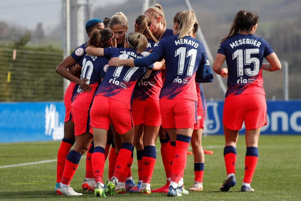 El fútbol femenino será profesional a partir del próximo lunes. EFE
