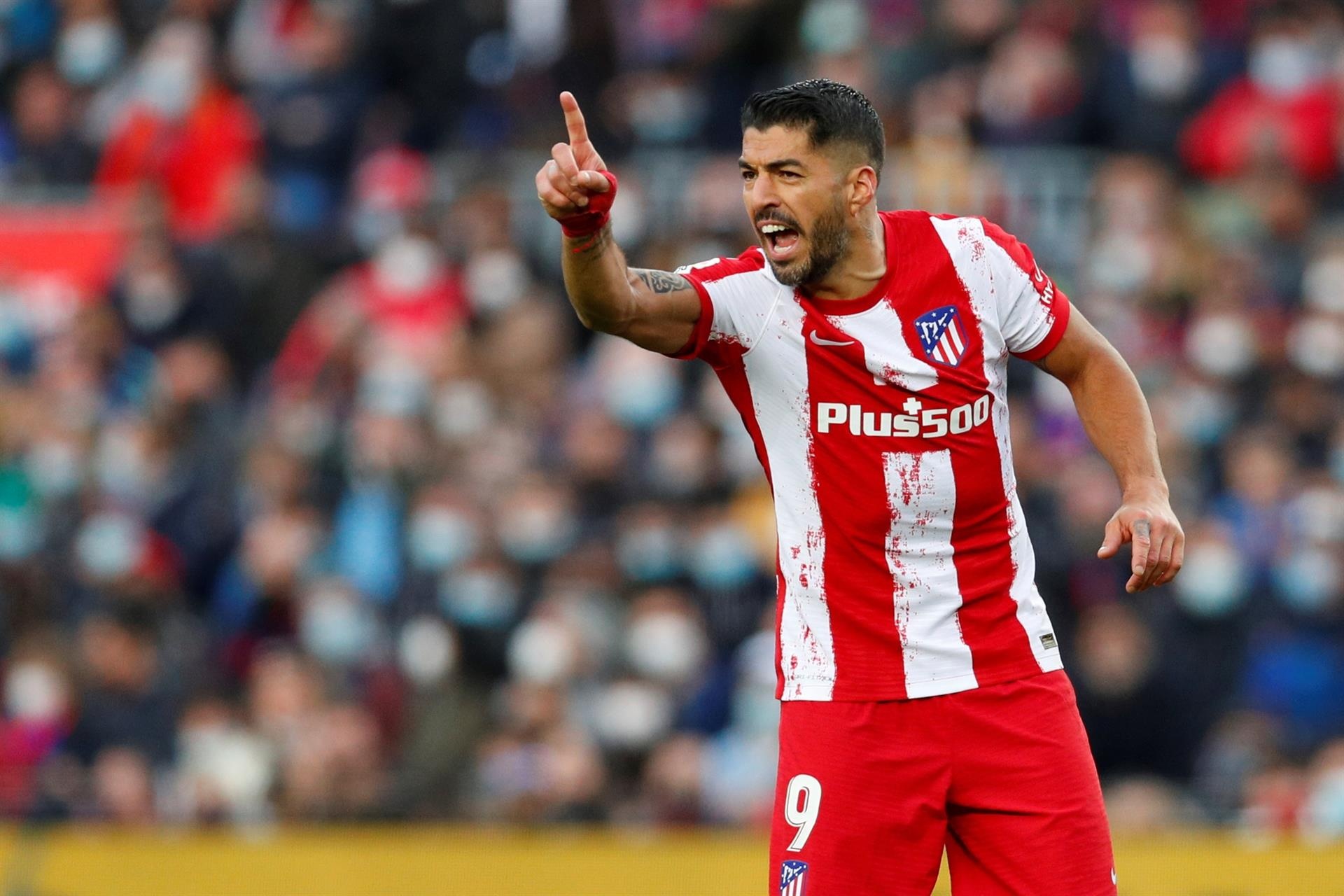 Luis Suárez tuvo que ver el encuentro ante el United desde el banquillo. EFE/Alejandro Garcia