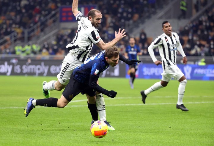 A saída de Chiellini obriga a Juventus a procurar um novo zagueiro. AFP