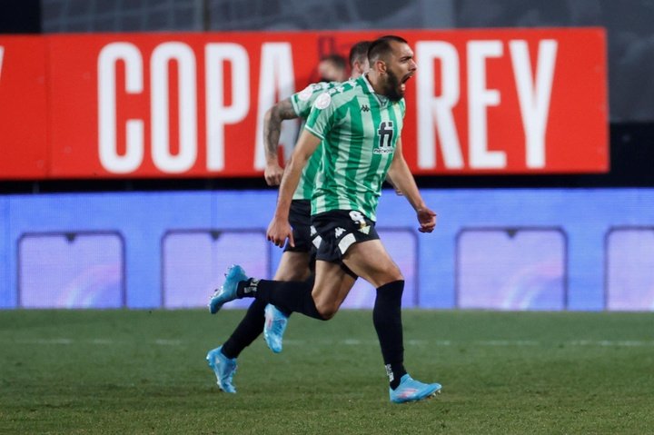 Betis mostra raça, vence de virada e coloca um pé na final