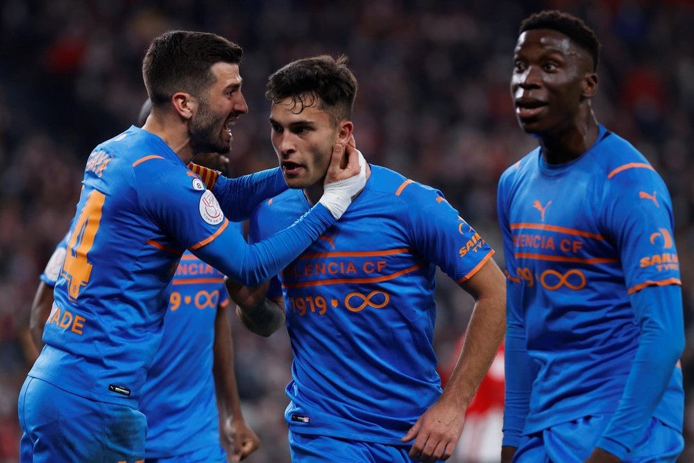 Valencia want to secure Duro and Alderete. EFE