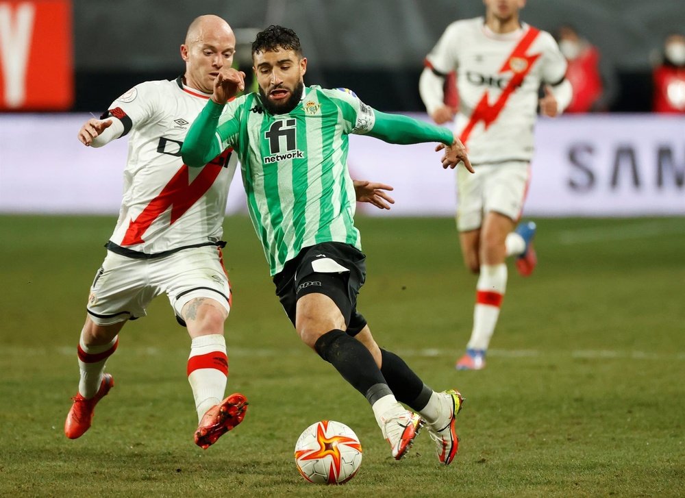 El centrocampista del Betis Nabil Fekir (d) trata de escapar de Isi Palazón, del Rayo, durante el partido de ida de las semifinales de la Copa del Rey que Rayo Vallecano y Real Betis disputaron el pasado miércoles en el estadio de Vallecas, en Madrid. EFE/Juanjo Martín