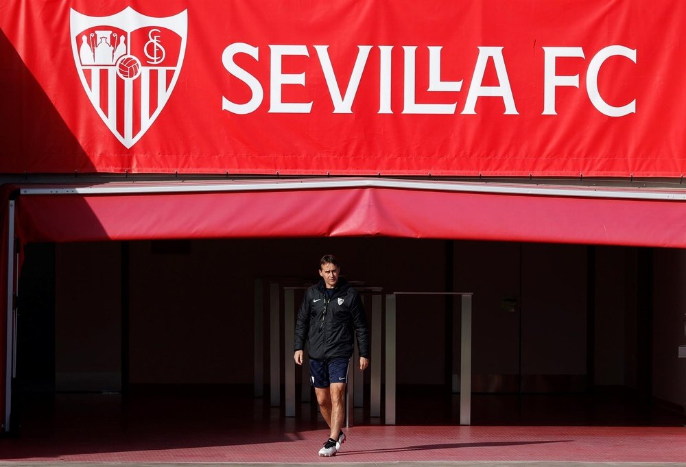El entrenador del Sevilla FC, Julen Lopetegui, se juega su futuro de nuevo en los partidos ante el Atlético de Madrid, el Dortmund y el Athletic Club que se disputan tras el parón de selecciones. EFE/Julio Muñoz