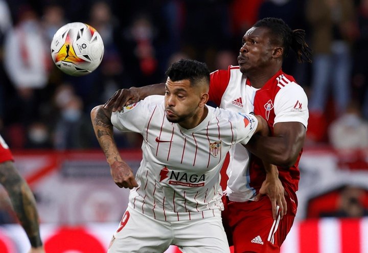 Jesús Manuel Corona ``Tecatito``, del Sevilla, y Joseph Aidoo (d), del Celta, en el estadio Sánchez Pizjuán. EFE/Julio Muñoz en foto de archivo