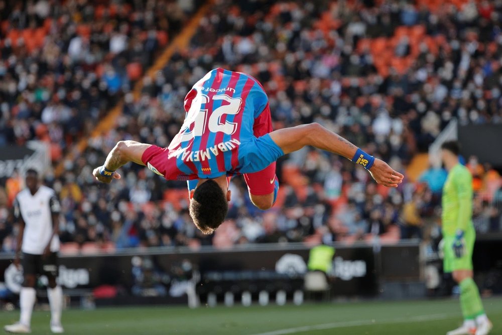 Aubameyang marque son premier but avec le Barça. EFE