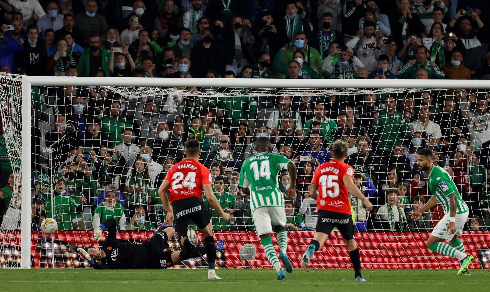 Indignación en el Mallorca por dos faltas del Betis que creen que son rojas