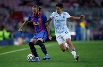O defesa do Barcelona, Ósxar Mingueza em disputa de bola com Carlos de Pena(D).EFE
