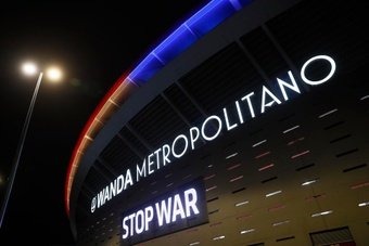 El estadio Wanda Metropolitano muestra el mensaje 'Stop war'.EFE