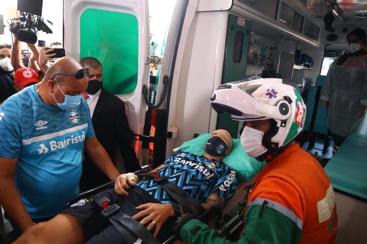 Ônibus do Grêmio é atacado: Villasanti e Campaz ficam gravemente feridos