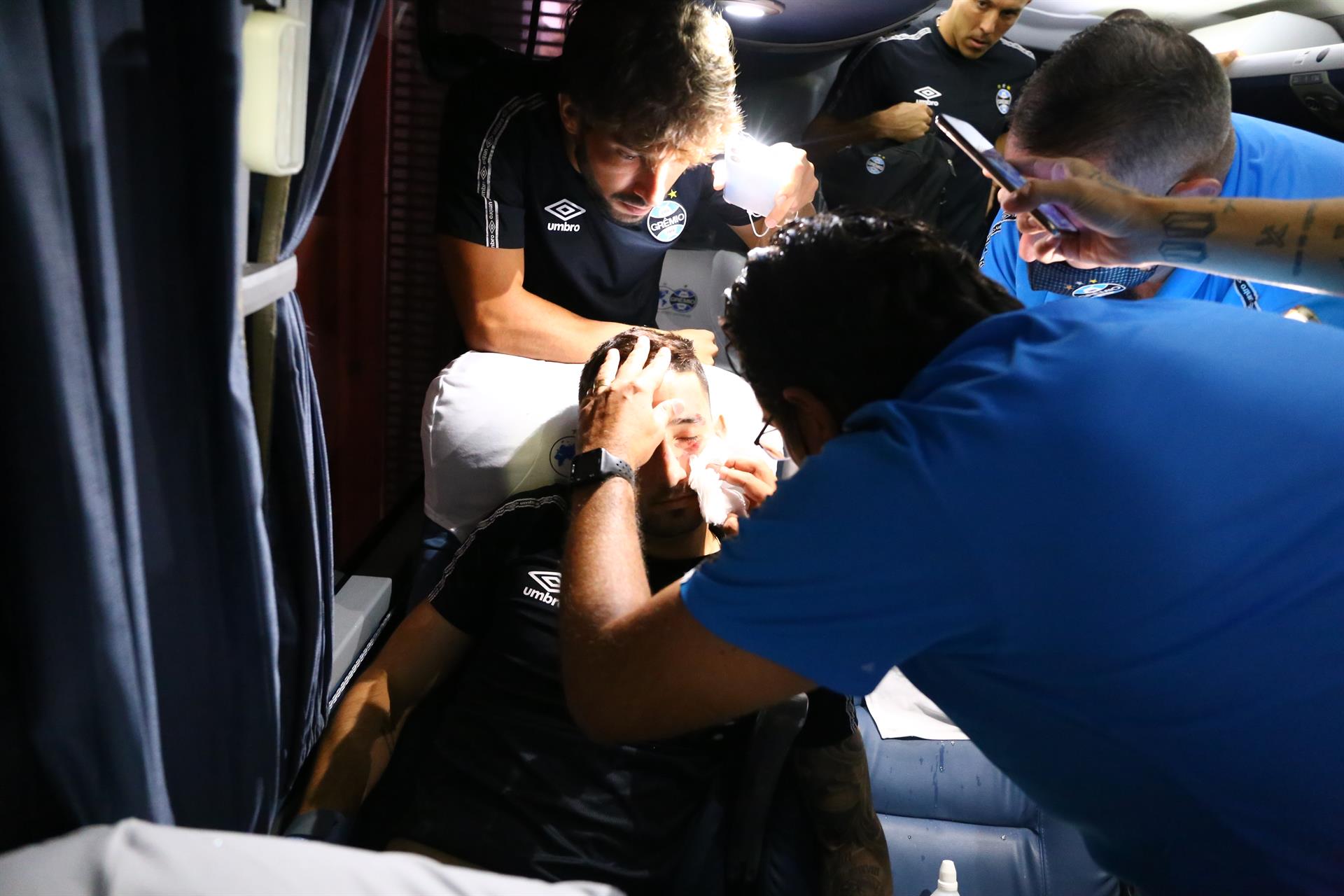 Villasanti e Campaz, gravemente feridos ataque pedra ônibus Grêmio