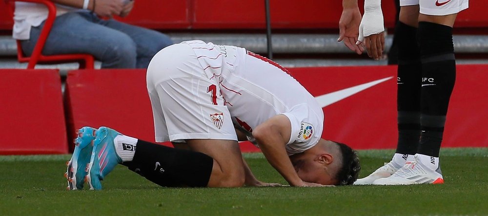 El centrocampista del Sevilla Munir celebra su gol ante el Betis, el segundo del equipo, durante el partido de la jornada 16 de Liga que disputaron en el estadio Ramón Sánchez Pizjúan de Sevilla. EFE/Jose Manuel Vidal.
