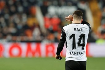 O Barça vai se afastando de Gayà. EFE/Kai Försterling