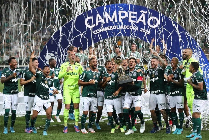 Confira a festa do Palmeiras com o troféu da Recopa Sul-American 2022