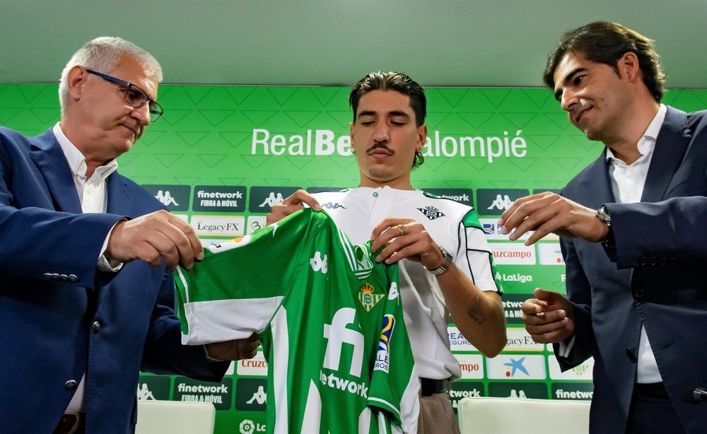 Mou thinks about Bellerin and moves him away from Betis. EFE