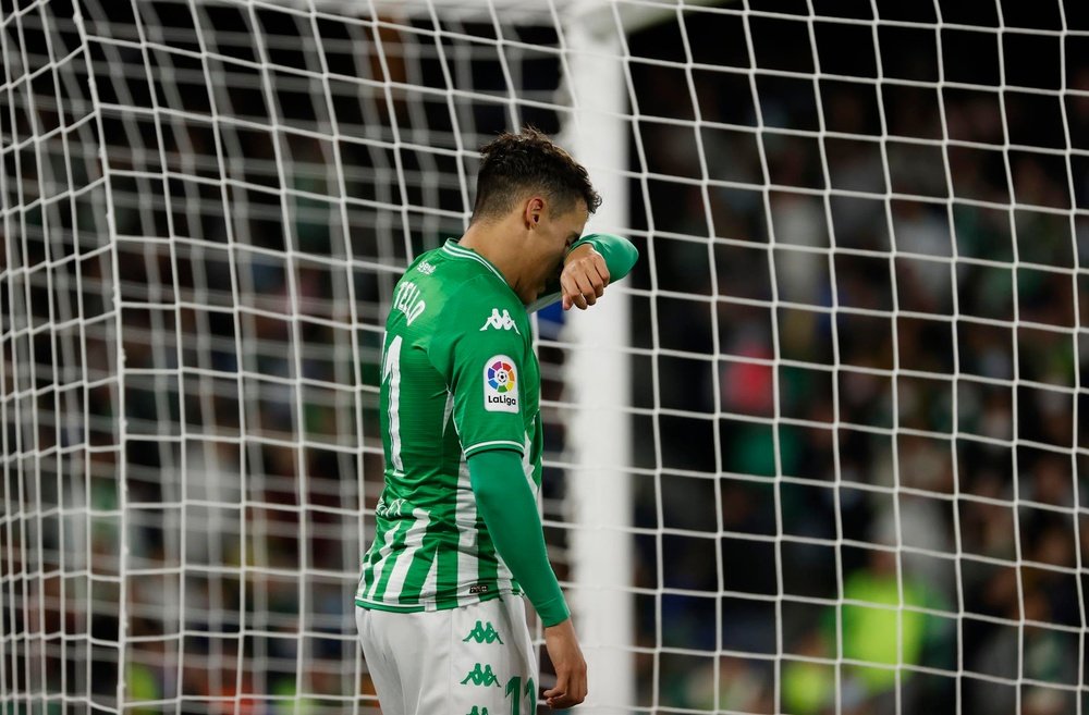 Cristian Tello dit au revoir aux supporters du Betis. EFE