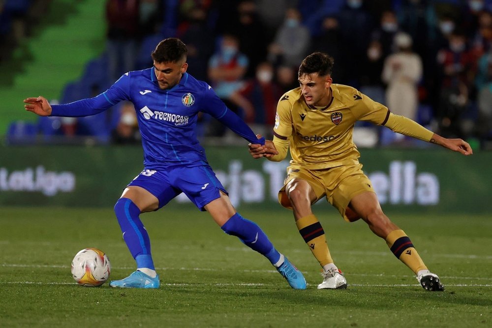 El centrocampista uruguayo del Getafe CF Mauro Arambarri (i), en una imagen de archivo. EFE/Juanjo Martín