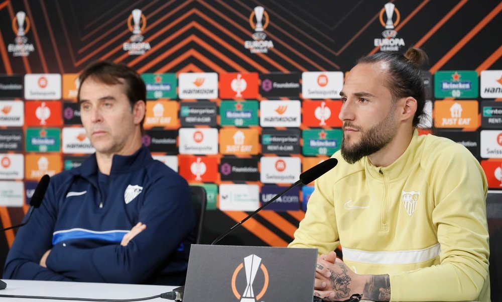 El entrenador del Sevilla FC, Julen Lopetegui (i), y el centrocampista serbio Nemanja Gudelj durante la rueda de prensa tras el entrenamiento con la plantilla realizado hoy miércoles previo al partido de mañana jueves en la ida de los octavos de la Liga Europa contra el West Ham inglés en el estadio Sánchez Pijzuán de la capital hispalense. EFE/Jose Manuel Vidal.
