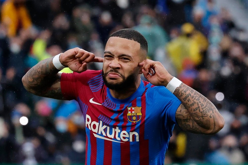 O Barcelona revela a convocatória e conta com Depay, Dest e Piqué.EFE