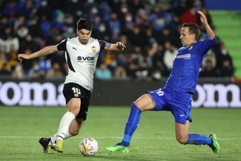 Carlos Soler is getting closer and closer to joining Barca. EFE