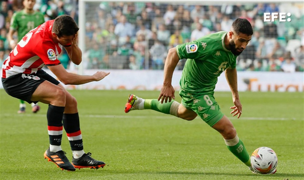 El centrocampista francés del Betis, Nabil Fekir (d), se lleva el balón ante el defensa del Athletic Club, David Vivian, durante el encuentro correspondiente a la jornada 28 de primera división. EFE/Jose Manuel Vidal.
